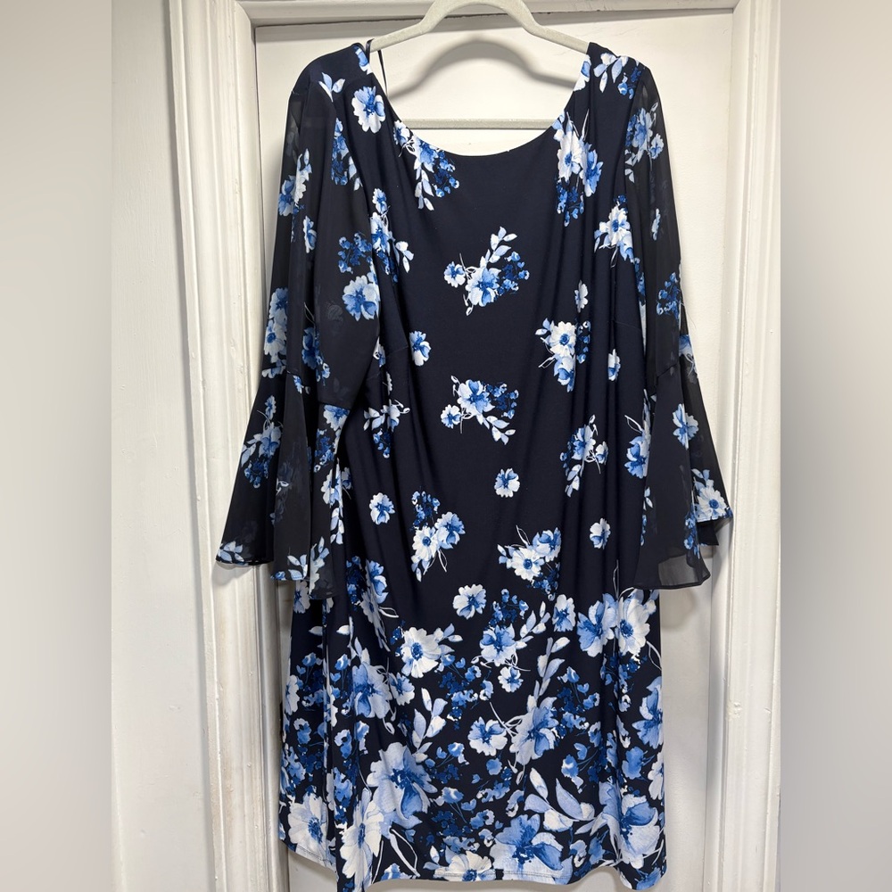 Jessica Howard Navy and White Floral Dress.
Beautiful Bell sleeves
Size 22 W